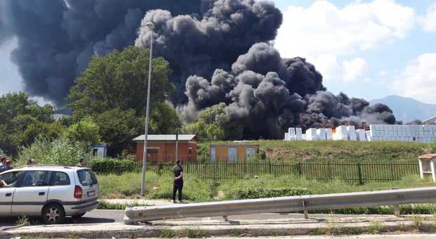 È allarme ambientale ad Avellino: brucia fabbrica di materiale plastico