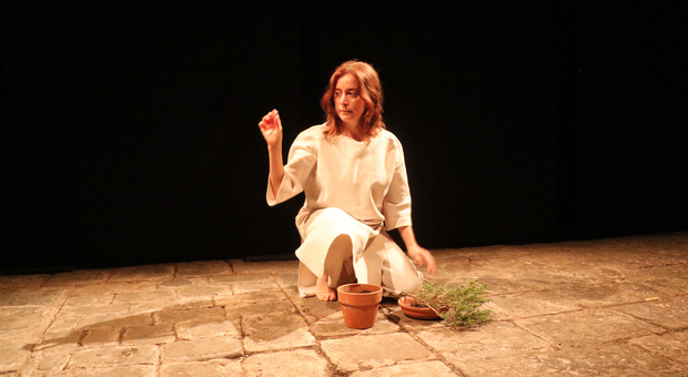 “Medea Desìr”, è il giorno del teatro: lo spettacolo e il messaggio dell'attrice egiziana Samiha Ayoub