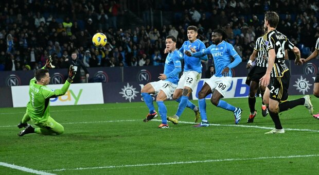 Napoli, ecco la notte magica: Raspadori piega la Juventus nel finale. Gli azzurri vincono 2-1 e si rilanciano