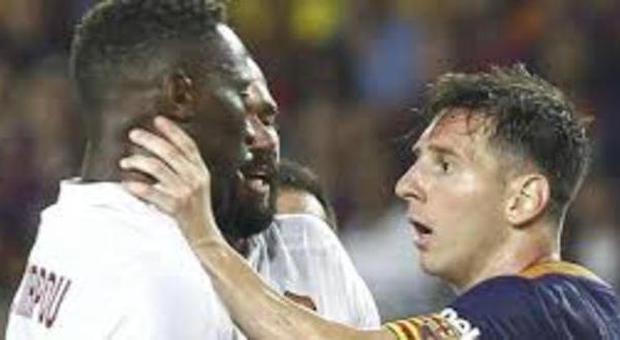 Barça-Roma, follia di Messi: mani in faccia e testata a Yanga-Mbiwa - Guarda