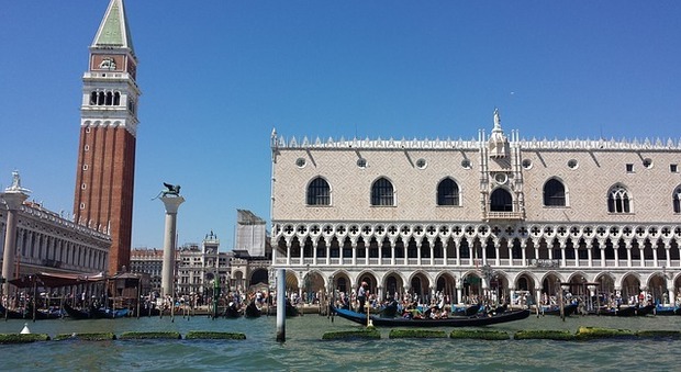 Incidente nel bacino di San Marco: si rovescia gondola carica di turisti