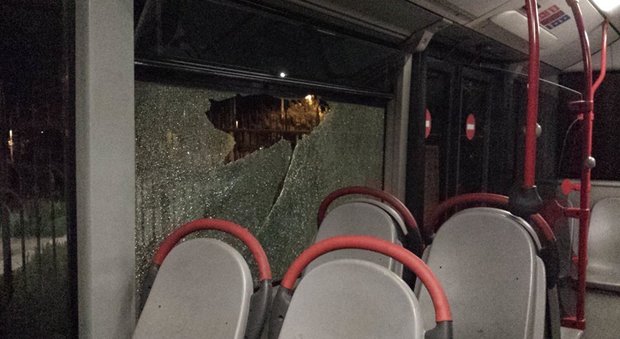 Roma, paura sul bus 88, lanciano una bottiglia contro il mezzo e un vetro va in frantumi
