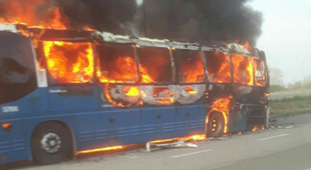 Bus Cotral in fiamme sul Gra: traffico paralizzato