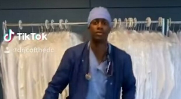 TikTok, dottore diventa star durante la pandemia ma una collega lo accusa: «Da lui foto hot e molestie»