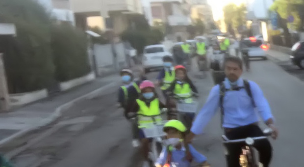 Alessandro Tursi: «Da 10 anni porto i bambini a scuola in bici»