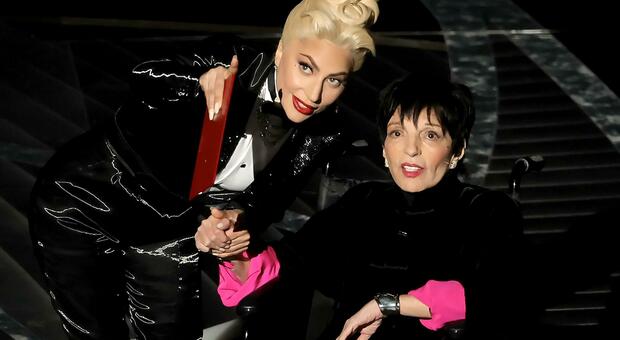 Liza Minnelli in sedia a rotelle accompagnata da Lady Gaga: la malattia e il calvario