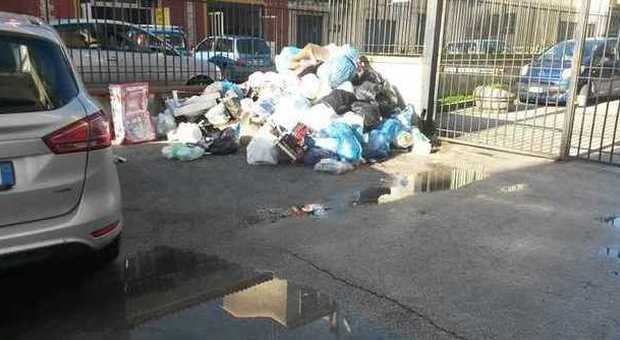 Raccolta rifiuti, a Marano ancora disservizi: numerose le arterie invase dalla spazzatura