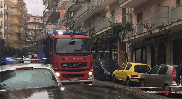 Pioggia di intonaco nel centro storico di Portici: strada transennata