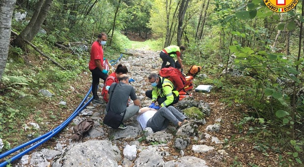 Escursionista di 59 anni cade in salita: trauma cranico e ferite alla testa