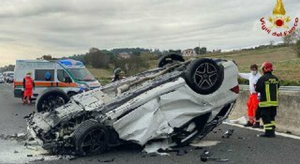 L'auto si ribalta dopo aver tamponato un autotreno sull'autostrada A14: momenti di terrore