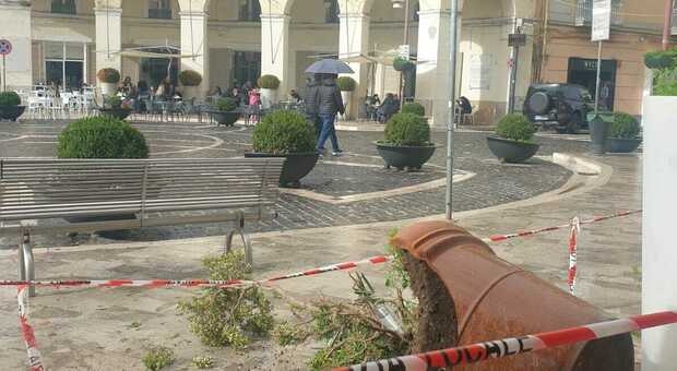Gang libere di devastare a Caserta: sedie sui passanti, nessuno ferma i vandali