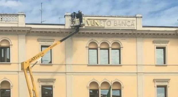 Un momento storico: l'insegna di Veneto Banca tolta dalla sede centrale di Montebelluna