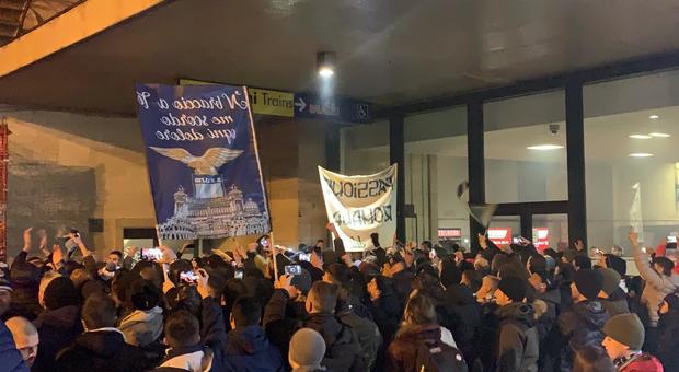 Lazio, i tifosi incifano la squadra alla stazione Termini