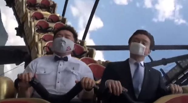 Giappone, vietato urlare sulle montagne russe. «Goccioline di saliva possono trasmettere il virus»