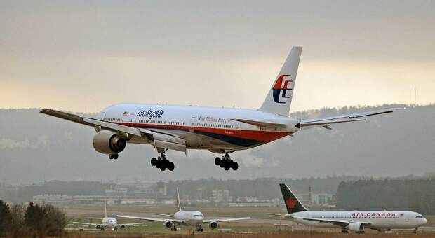 Il mistero del volo MH370, scomparso 10 anni fa. La virata, la scatola nera e il ruolo del pilota: le nuove teorie