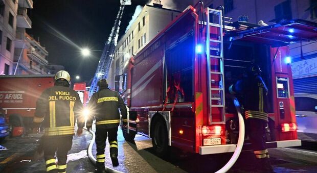 Roma, doppio incendio Trigoria: fiamme nel garage di un palazzo, in 50 restano senza casa