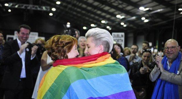 Due lesbiche festeggiano il risultato del referendum in Irlanda