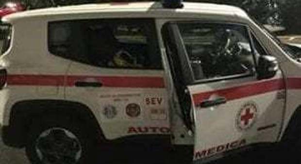 Roma, rompono il vetro di un'automedica della Croce Rossa: rubate borse medico e infermiera