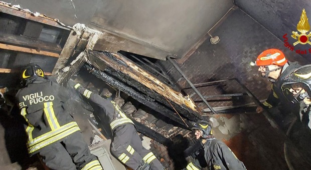 Incendio in un palazzo a Cannaregio: 4 intossicati, ci sono anche bambini. La testimone: «Svegliata dalla vicina che urlava»