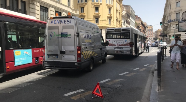 Roma, autobus in panne in via del Tritone