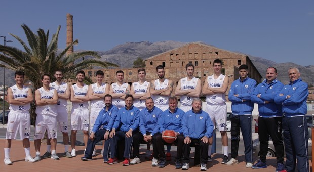Giocatori e staff del Basket Scauri 2018-19, ritratti davanti all'ex fabbrica Sieci