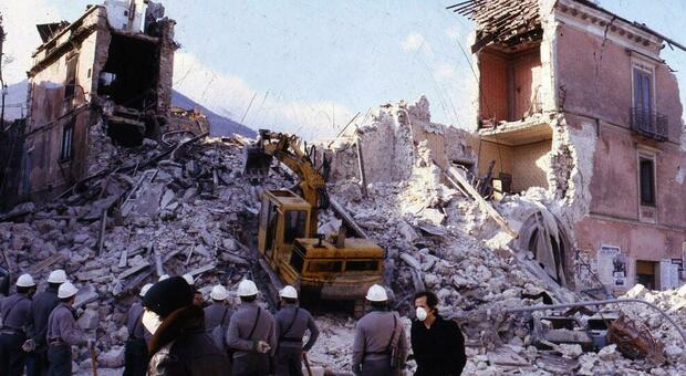 Terremoto, il ricordo e il dolore: l'Irpinia si ferma quarant'anni dopo