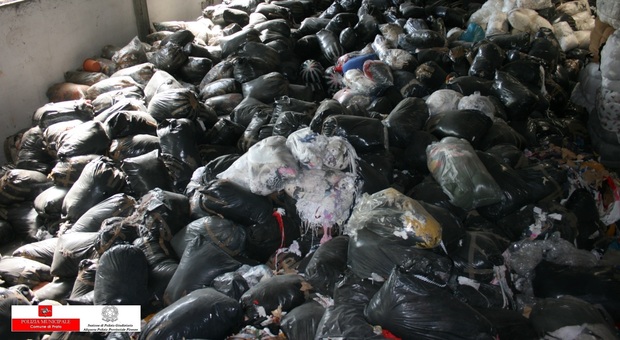 Sgominato traffico di rifiuti tessili da Prato alle Marche: «Quei capannoni in disuso come bombe a orologeria»