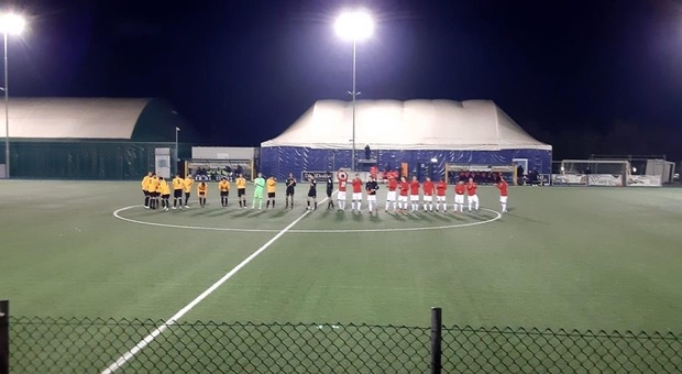 Le squadre schierate prima del match (foto facebook Centro Sportivo Primavera)