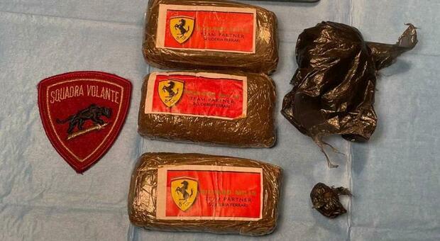 Ancona, vede la Polizia, lancia un borsa e fugge: 19enne arrestato con etti di hashish "marchiati" Ferrari