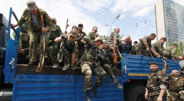 Miliziani filorussi a Donetsk (Ansa)