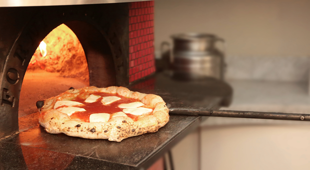 Pizza experience a Spaccanapoli: laboratori su misura con degustazione da Lombardi a Santa Chiara