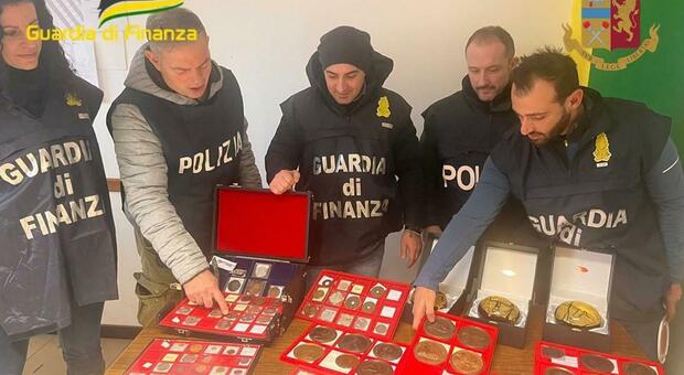 Finanzieri e poliziotti con le monete antiche recuperate a Padova. Erano state rubate a Modena