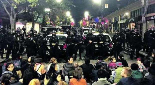 Berkeley, molotov contro la polizia: negli Usa monta la protesta dopo la morte di due giovani neri