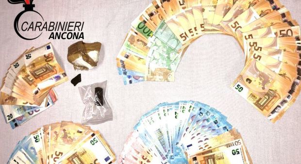 La droga e i soldi sequestrati dai carabinieri di Falconara