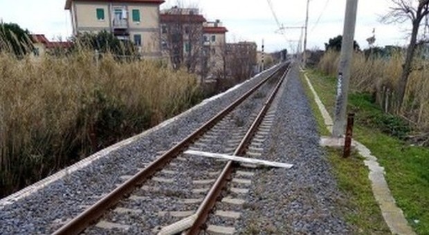 Blocchi di marmo sui binari davanti al campo rom: treno rischia di deragliare