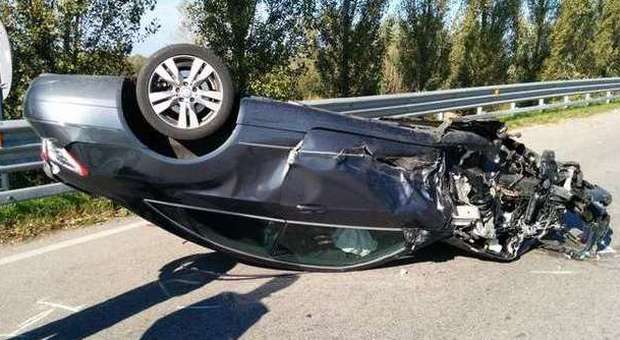 Frontale Opel-Mercedes sulla Statale del Santo: un morto e 4 feriti