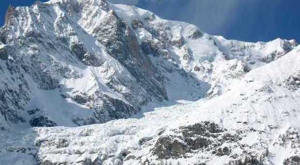 Aosta, valanga travolge 6 scialpinisti per colpa di un altro sciatore