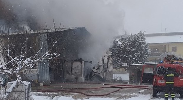 Sannio, s'incendia una carrozzeria: famiglia tratta in salvo dai vigili del fuoco