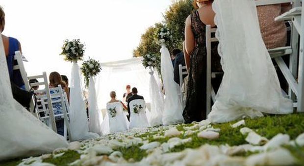 Matrimonio con il covid, i genitori di entrambi gli sposi muoiono e decine di invitati positivi al test