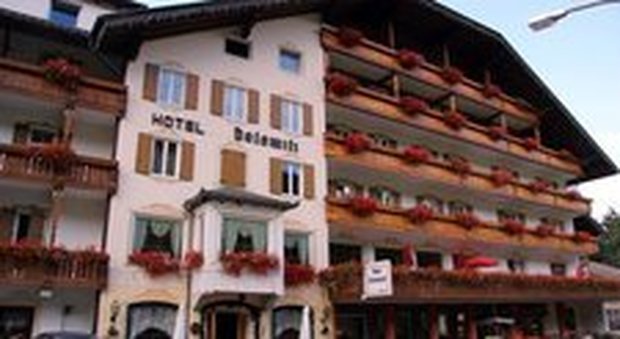 Trento, studente in gita scolastica si cala dal balcone dell'albergo e cade: è grave
