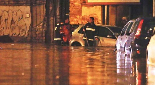 Roma, ragazza resta bloccata con l'auto nel sottopasso allagato: salvata dai sommozzatori