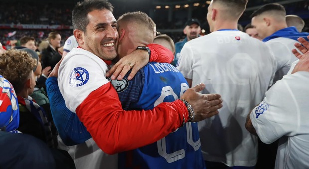 L'ex Vis e Ancona Gianluca Segarelli si qualifica con la Slovacchia a Euro2024: l'abbraccio con Lobotka