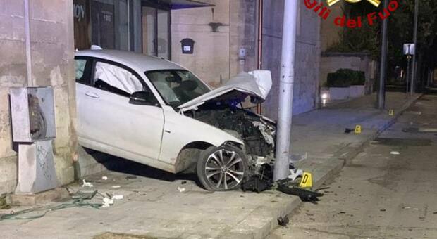 Incidente stradale Lecce, auto incastrata tra il palo della luce e l'ingresso delle Officine Cantelmo