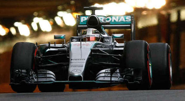 Lewis Hamilton esce dal tunnel di Montecarlo con la sua Mercedes
