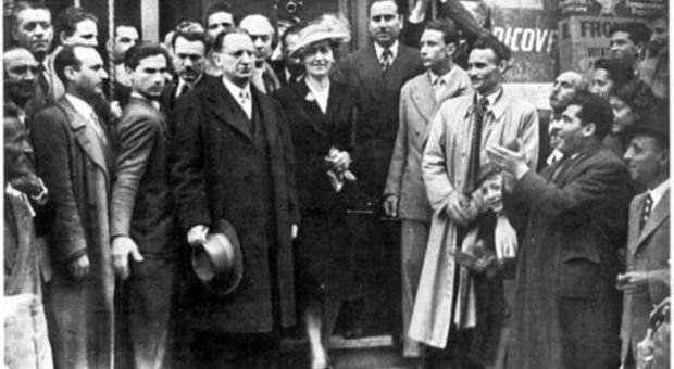 De Gasperi all'uscita del seggio per le elezioni del 1948