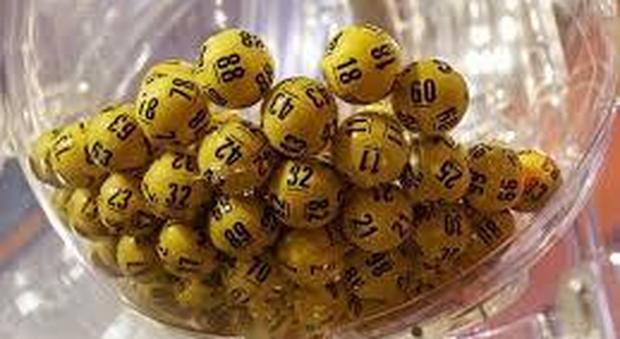 Lotto, le estrazioni del 19 ottobre e i numeri vincenti del Superenalotto