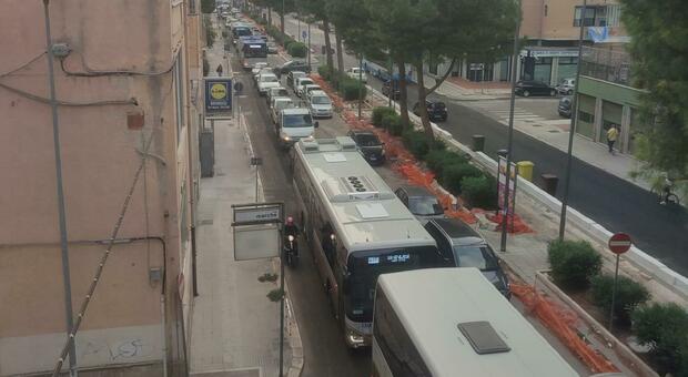 Traffico bloccato sulla pista ciclabile di viale Aldo Moro