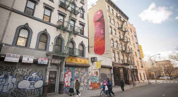 Il murale di un gigantesco pene alto quattro piani scuote New York