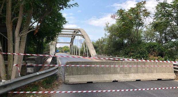 Auto trancia tirante del ponte sul Garigliano: chiusa l'Appia