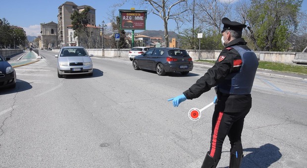 Ascoli, troppa gente in giro, il sindaco sceriffo scende in strada: «Vi prenderemo uno a uno»